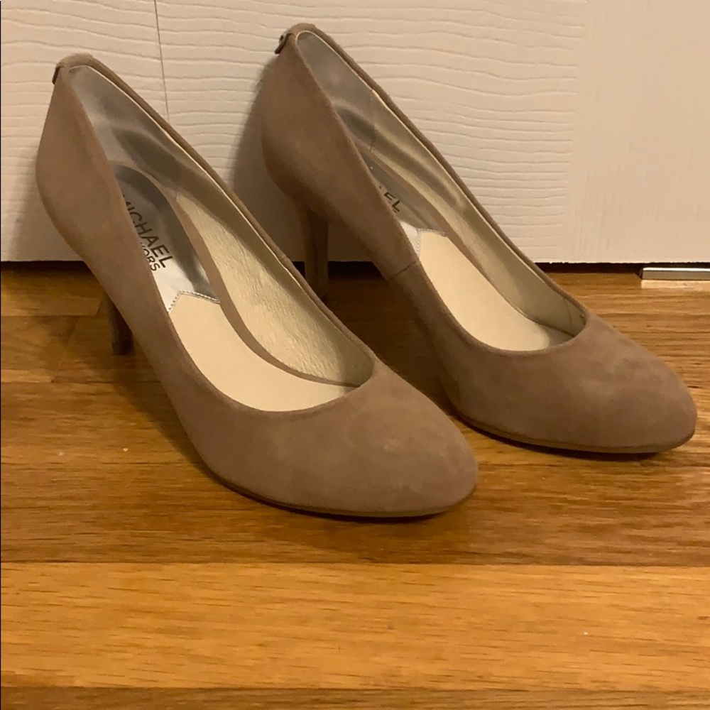 NEVER WORN Michael Michael Kors Nude Suede pumps